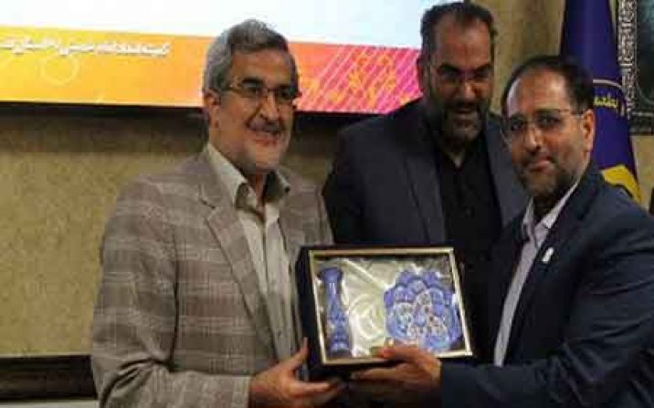 حامیان طرح اکرام ایتام و محسنین در قم تجلیل شدند حامیان طرح اکرام ایتام و محسنین در قم تجلیل شدند